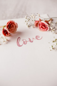 Liebe, Hochzeit, Valentinstag, Verlobung - Schrift auf Aquarelle Papier mit zarten Begonien in rosa und Schleierkraut