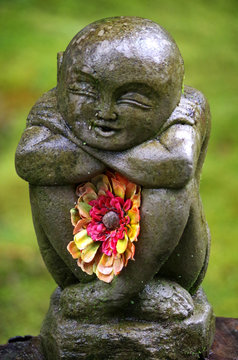 Buddha Statue mit Blume auf Big Island, Hawaii