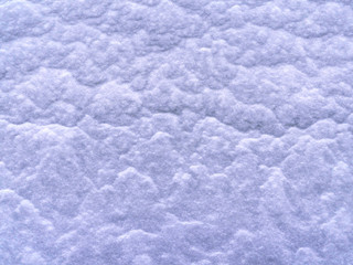 Obraz premium Texture of a snow-covered slope. small snow down poured a large snowdrift