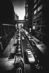 Scorcio di una strada di New York in bianco e nero, che rappresenta una scena della vita quotidiana...