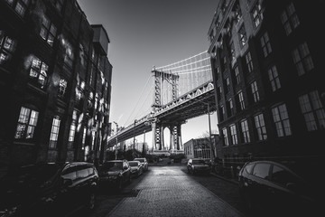 New York City, Brooklyn. Uno scorcio sul Manhattan Bridge che richiama i film più classici come 
