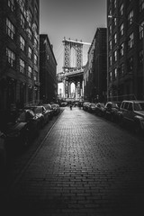 New York City, Brooklyn. Uno scorcio sul Manhattan Bridge che richiama i film più classici come "C'era una volta in America" (3)