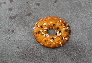 Single bite size bagel chip with seeds