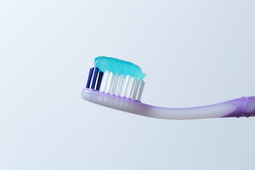 Spazzolino da denti con dentifricio azzurro
