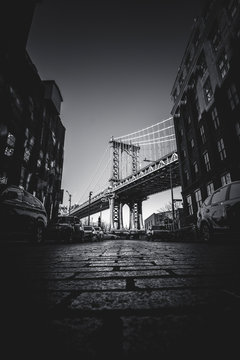 Fototapeta New York City, Brooklyn. Uno scorcio sul Manhattan Bridge che richiama i film più classici come "C'era una volta in America"