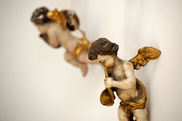 Zwei alte barocke goldene Engel aus Holz spielen Trompete