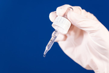 Hand dosiert tropfende Pipette