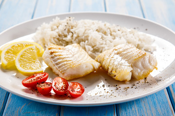 Roast fish with white rice and vegetables