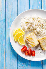 Roast fish with white rice and vegetables