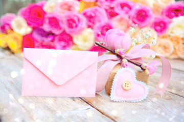 Geschenk mit Blumenstrauß 