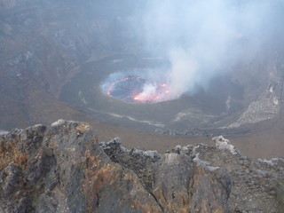 wnętrze aktywnego wulkanu z płynną parującą magmą © KOLA  STUDIO