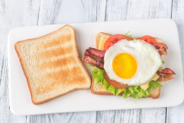 Sandwich with fried egg and bacon