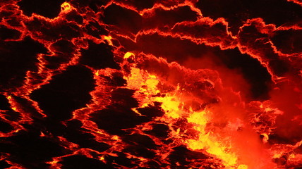 Fototapeta premium abstrakcyjne czerwono czarno żółte wzory na powierzchni lawy we wnętrzu aktywnego wulkanu