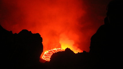 wnętrze aktywnego wulkanu z rozgrzaną do czerwoności lawą - obrazy, fototapety, plakaty