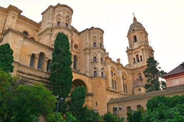 Fototapeta na wymiar veduta esterna della Cattedrale di Malaga in Spagna uno dei più importanti monumenti rinascimentali dell'Andalusia . E' rimasta incompiuta per quanto riguarda la torre campanaria meridionale.