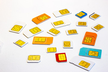 Ansicht von viele Sim Karten unerschiedliche Formate und Farben auf weissen Hintergrund