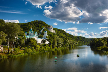 Fototapeta premium Łodzie na rzece Seversky Donets, Holy Mountains i Sviatogorskaya Lavra w Sviatogorsk.