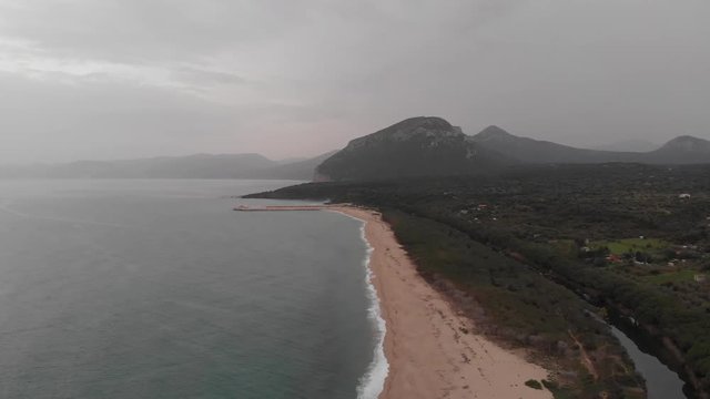 verlassener einsamer menschenleerer Strand, Drohne