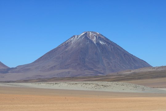 Volcano Licancabur, Reserva Nacional de Fauna Andina Eduardo Abaroa, Sur Lipez, Potosi, Bolivia, South America