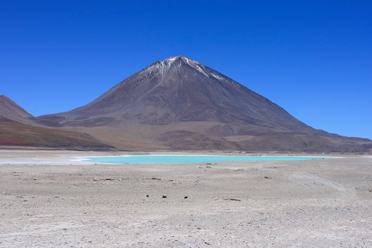 Volcano Licancabur behind Laguna Verde, Reserva Nacional de Fauna Andina Eduardo Abaroa, Sur Lipez, Potosi, Bolivia, South America