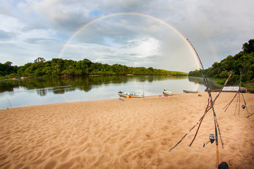 Regenbogen und Angel am Essequibo Fluss in Guyana Südamerika, Teil des Amazonas Gebietes