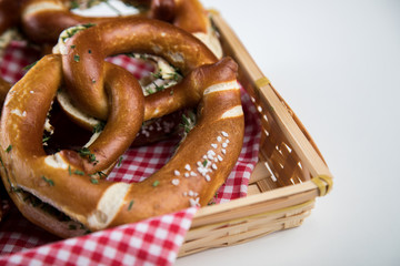 Schwäbische Brezel mit Butter und Schnittlauch im Brotkorb