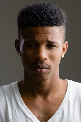 Obraz premium Face of young handsome African man looking at camera