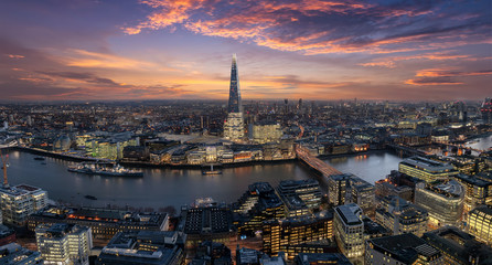 Blick auf die beleuchtete Skyline von London: entlang der Themse mit zahlreichen Sehenswürdigkeiten