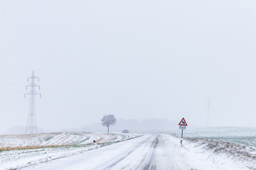 winterliche Straßenverhältnisse im Harz Landstraße