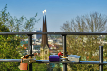 Stadtansicht Bielefeld mit Neust&auml;dter Marienkirche und Liebesschl&ouml;ssern im Vordergrund