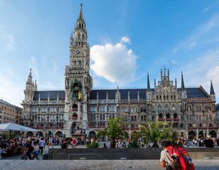 Fototapeta premium Rathaus am Marienplatz in München an sonnigem Tag