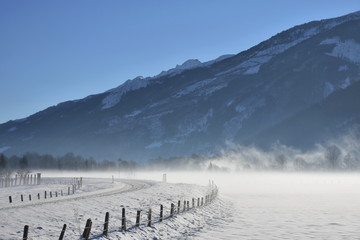 Pinzgau, Salzach, Salzburg, Österreich, Stuhlfelden, Straße, Weg, geräumt, Tiefschnee, Winter,...