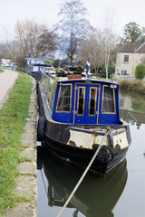 Fototapeta na wymiar Narrow boats in the Kennet and Avon canal in the city Bath in England