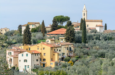 Settignano is an ancient Tuscan town on a hill, with a beautiful panoramic view of Florence. The city is located in the northeast of Florence. It is calm and private here. Italy