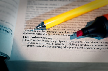 Gesetzestext mit § 130 StGB Volksverhetzung mit Stift und Textmarker