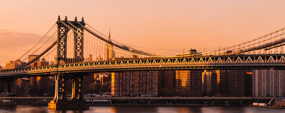Fototapeta View of Manhattan bridge at sunset