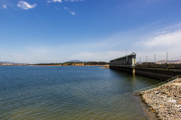 Fototapeta na wymiar View of Hume Weir on Lake Hume at the Start of the Murray River, Albury, Australia