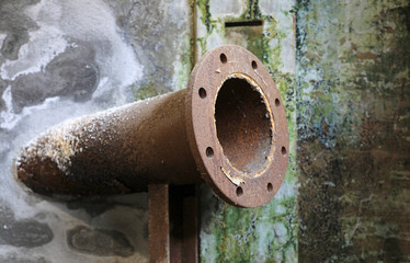 tubería de hierro oxidado sobre una pared verde con humedad 4M0A7167-A19