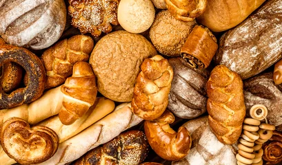 Gordijnen Vers geurig brood op tafel. Voedselconcept © bukhta79