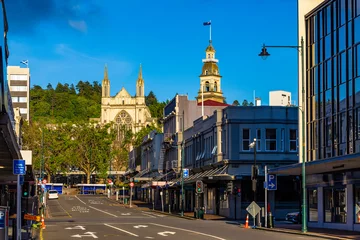 Photo sur Plexiglas Nouvelle-Zélande Nouvelle-Zélande, île du Sud. Dunedin - rue Stuart. Il y a la cathédrale Saint-Paul et l& 39 hôtel de ville de Dunedin en arrière-plan