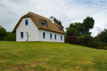 Fototapeta na wymiar Thatched Roof Cottage Ireland