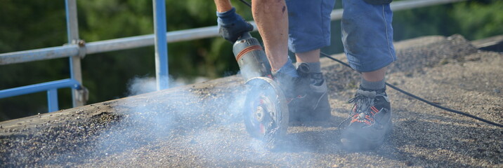 Dachdecker Bauarbeiter im Nebel bei der Arbeit. Baustelle mit Dach Arbeiter "Alex" beim Flexen zum Abriß. Panorama 1:4