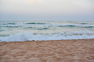 Fototapeta na wymiar Wellen am Strand von Tavernes in Spanien