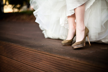 Fototapeta na wymiar Braut mit goldenen Schuhen