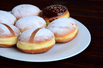 Berliner - Krapfen mit Marmelade, Vanille und Schokolade