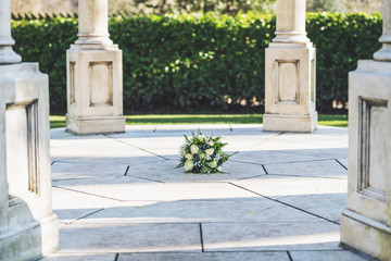 Fototapeta premium brides bouquet displayed isolated on the ground 