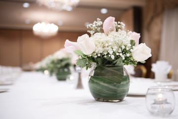Obraz na płótnie Canvas White roses displayed on table at a wedding