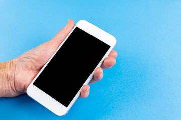 スマートフォンを操作する老人