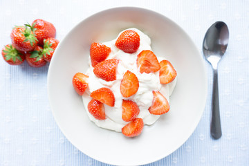 naturjoghurt mit erdbeertopic als süsse nachspeise