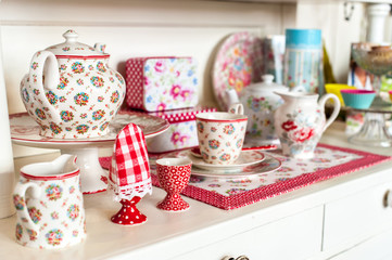 Red and white cups and other kitchen accessoires